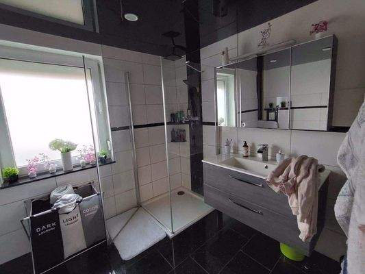 Vollbad mit Wanne und Dusche 