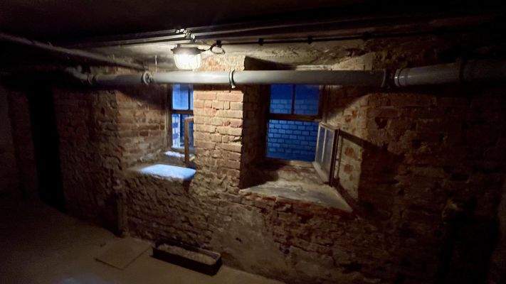 Versorgungsleitung im Keller 