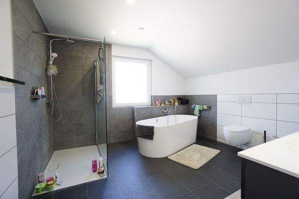 Hochwertig ausgestattetes Bad