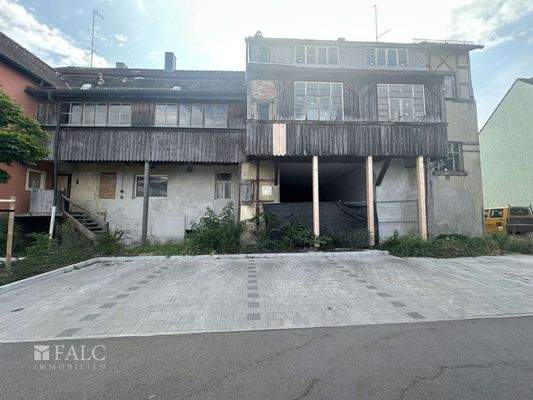 Rückseite und Parkplätze