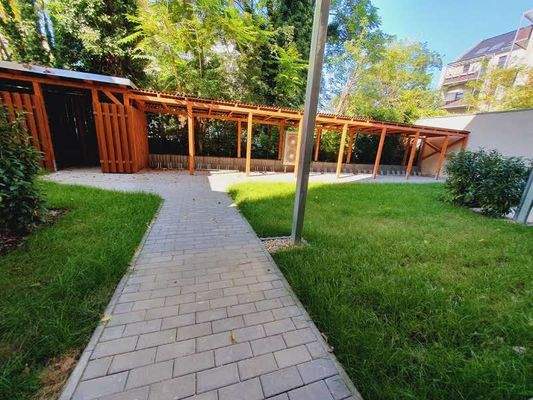 großer Fahrradbereich im Hof