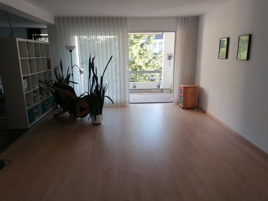 Wohnzimmer zum Balkon hin