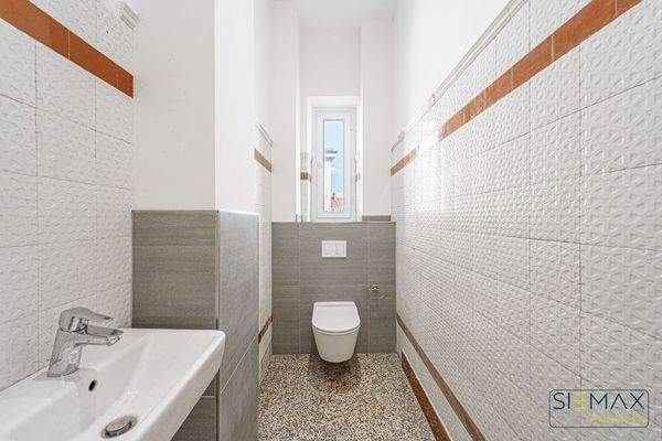 Gäste WC neben dem Eingang mit original Fliesen