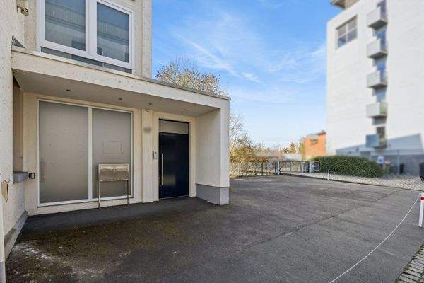 Eingang/ Stellplätze