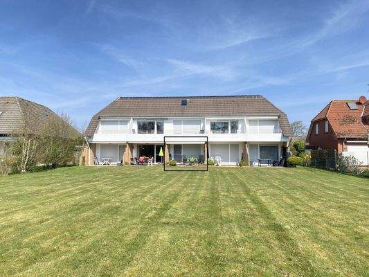 Blick aus dem Garten auf das Haus