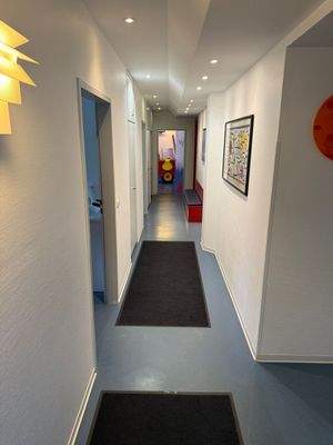 Moderner Flur mit Beleuchtung