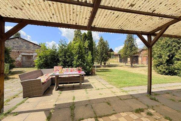Terrasse mit Überdachung und hofseitigem Hauseingang