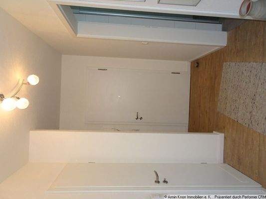 Blick zum Eingang links Garderobe