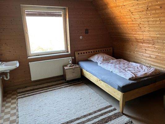 Schlafzimmer mit Waschbecken (DG)