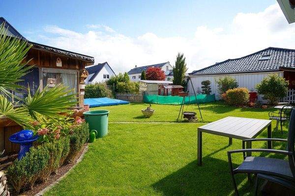 Garten mit Geräteschuppen, Gemüsebeet und Pool