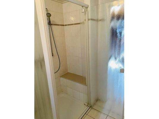 Dusche mit Sitzmöglichkeit