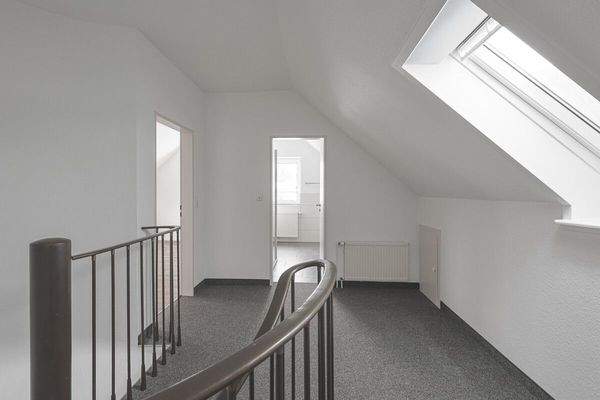 Der Flur mit Treppenaufgang im Dachgeschoss