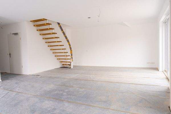 Wohnbereich mit Treppe in den Spitzbogen