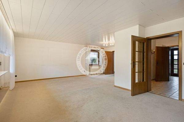 Der Blick vom Wohnzimmer in Richtung Flur