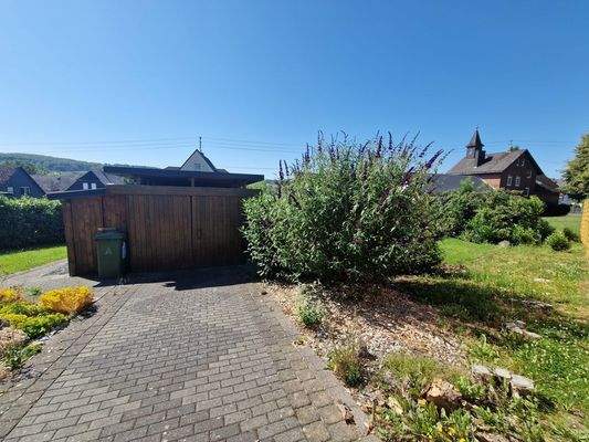 Einfahrt zum Carport