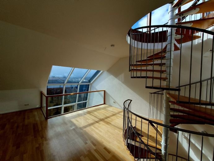 Vorderer Westen sehr schöne Penthouse Maisonettewohnung mit Dachterrasse frisch renoviert