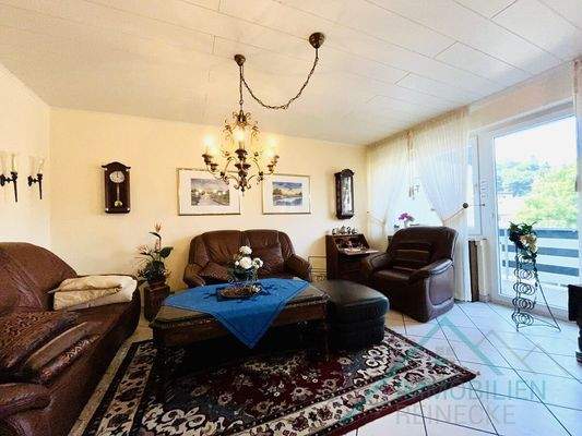 Wohnzimmer mit Balkonzugang