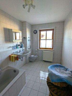 Bad mit Wanne, Waschbecken, Toilette und Fenster