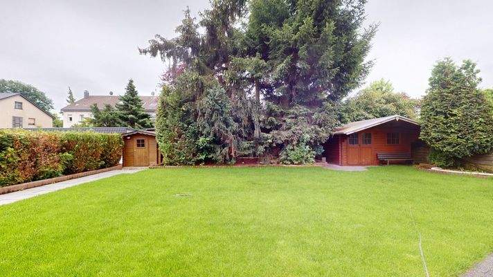 Garten mit zwei Gartenhäusern