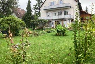 ... die Südfront des Gebäudes ...