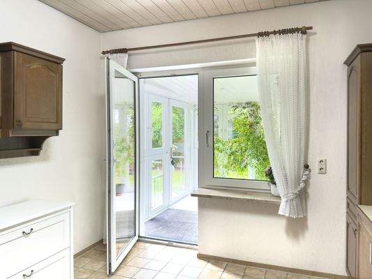 Küche mit Zugang zum Wintergarten