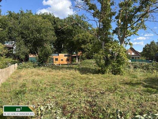 Vollständig eingefriedetes Baugrundstück