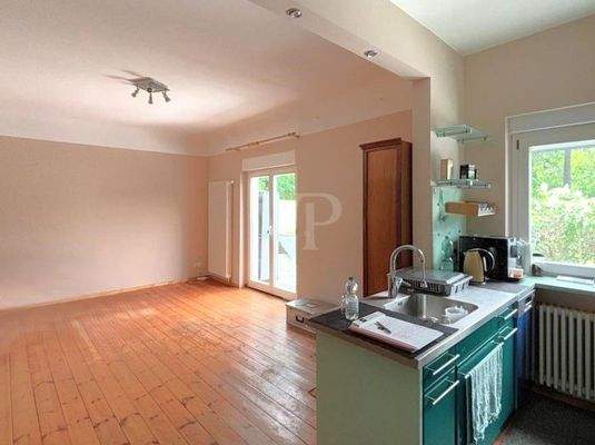 Wohnbereich mit offener Küche und Zugang auf die Terrasse