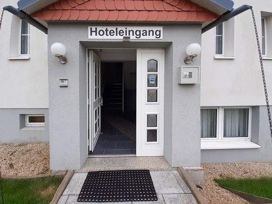 Hoteleingang Gartenseite (1)