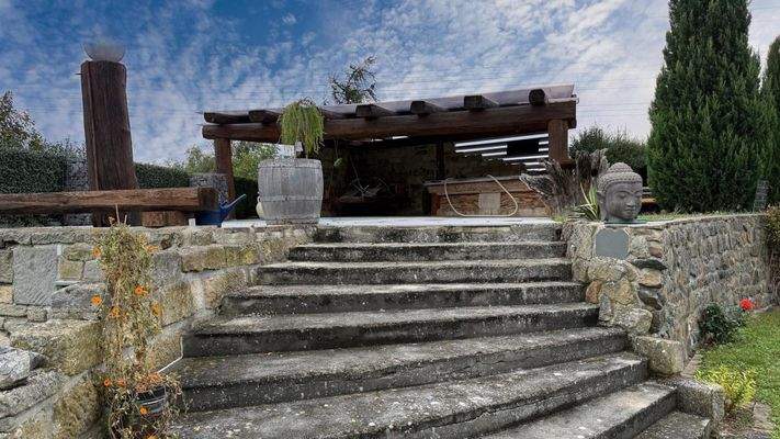 Treppe zum Pool-Bereich