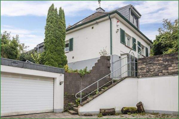 Hausansicht von der Straße aus mit Doppelgarage