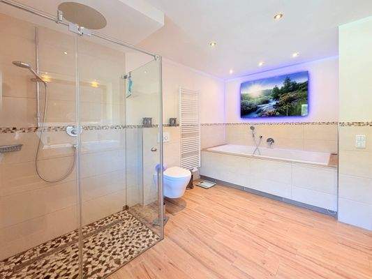 .. mit XL-Whirlpoolwanne
