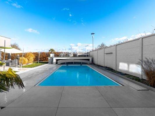 Außenbereich mit Blick auf Pool.jpg