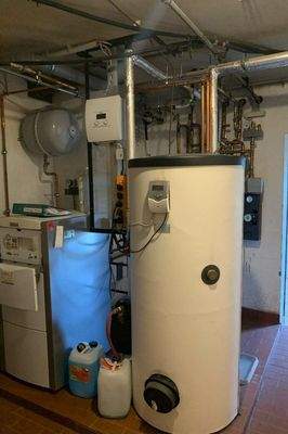 Heizanlage (ÖL) aus dem Jahr 2009 inkl. Solarunterstützung für Warmwasseraufbereitung