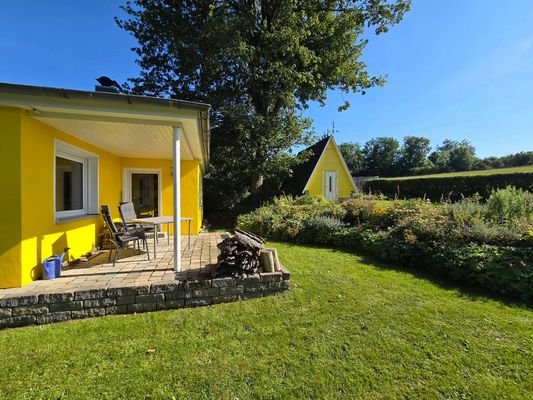 Überdachte Terrasse und &quot;Finnhütte&quot; im Hintergrund