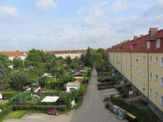 Blick auf Hof und Gartenanlage