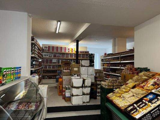 mit Ladengeschäft im Erdgeschoss 