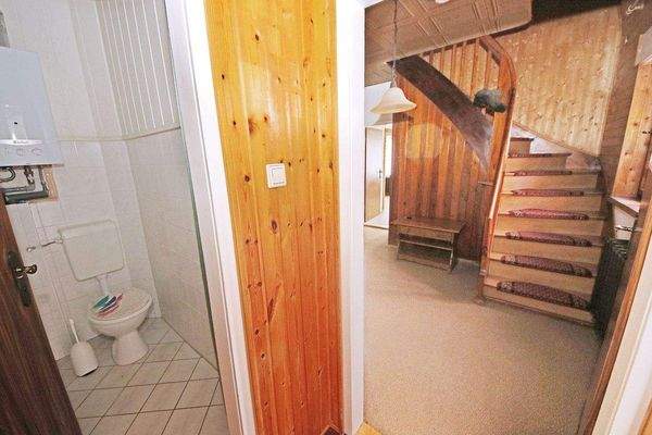 Windfang mit Blick in das Gäste-WC und die Diele