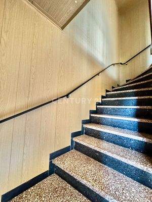 massive Stufen im ganzen Haus
