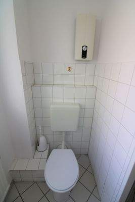Kleine Toilette mit Fliesen