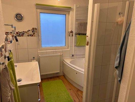 Bad mit Dusche und Wanne im OG.jpg