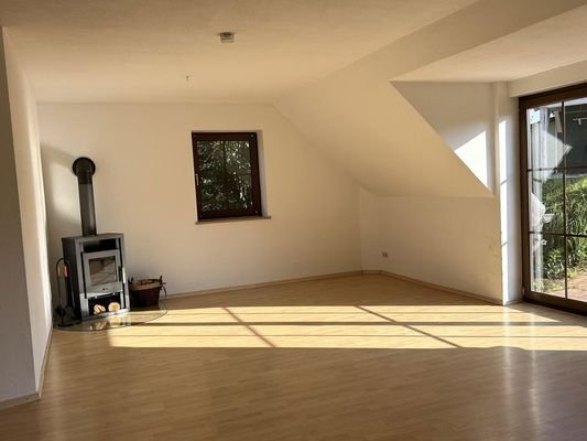 Offenes Wohnzimmer mit Kamin