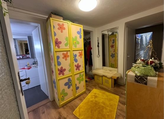 Diele mit Zugang zum Bad Küche, Wohnzimmer, Esszimmer und Schlafzimmer