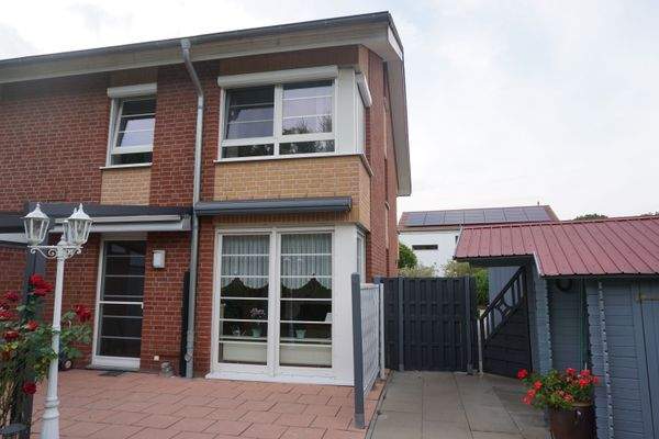 Hauptterasse mit Gartenhütte