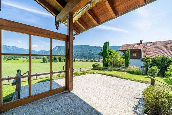 Sonnige, geschützte Terrasse mit Traumblick