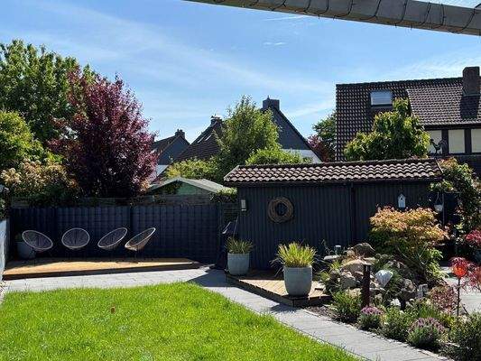 Holzterrasse u. Gartenhaus.JPG