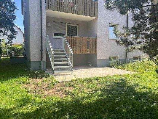 Loggia mit Treppe zur Gartenterrasse