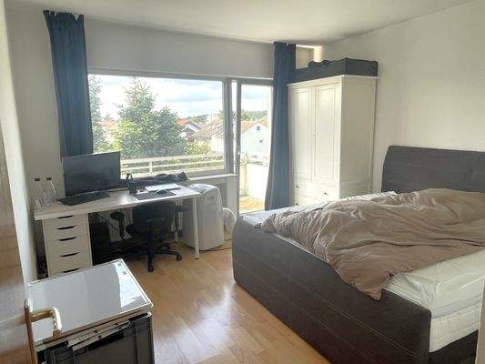 Geräumiger Schlafraum mit Ausgang auf Westbalkon