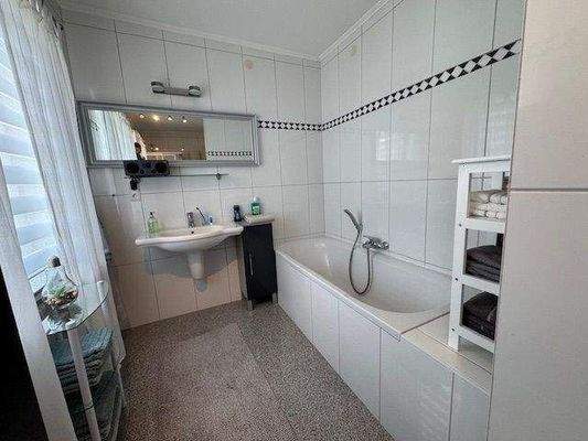 Bad mit Wanne und Dusche