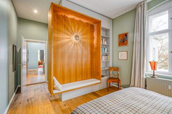 Schlafzimmer mit Tischlerarbeiten