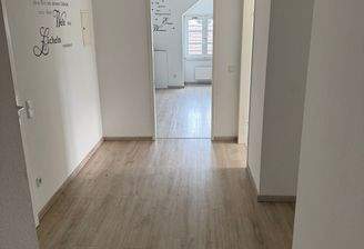 Heller Flur mit Wandzitat